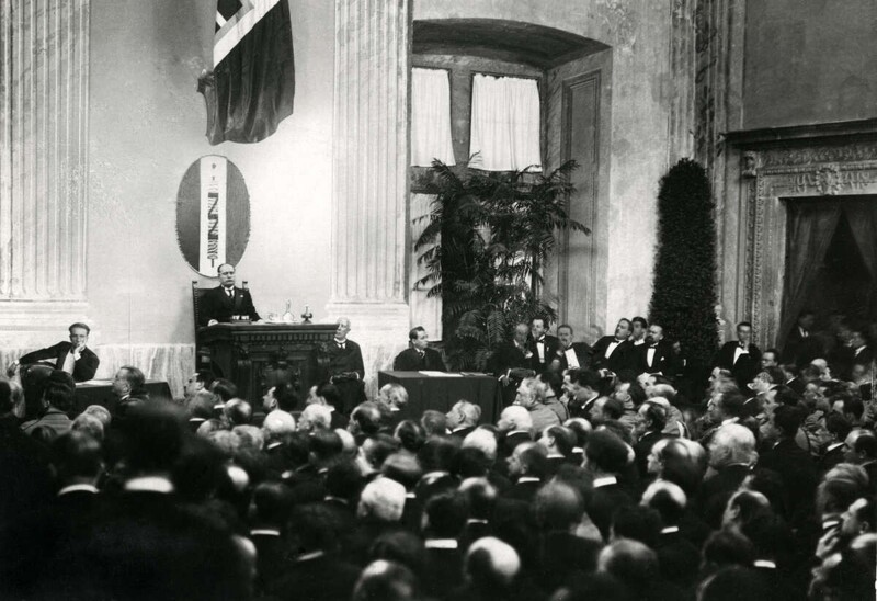 Бенито Муссолини выступает в феврале 1924 года в Национальном собрании