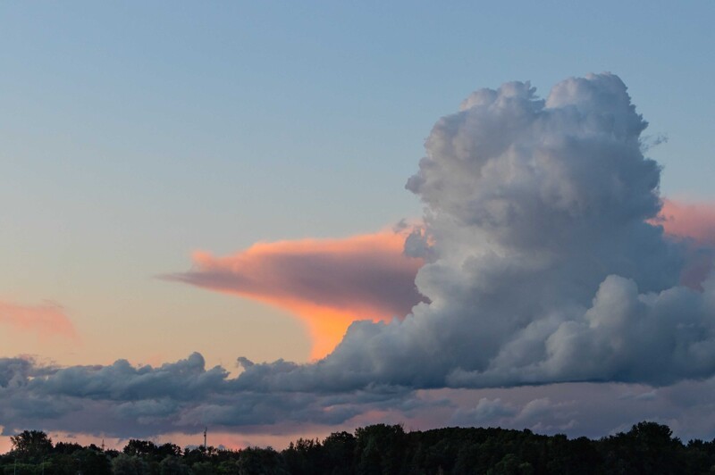 Облако-гриб появилось в небе над Ригой