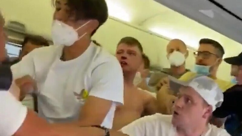 Пассажиры самолета, летевшего на Ибицу, подрались из-за маски