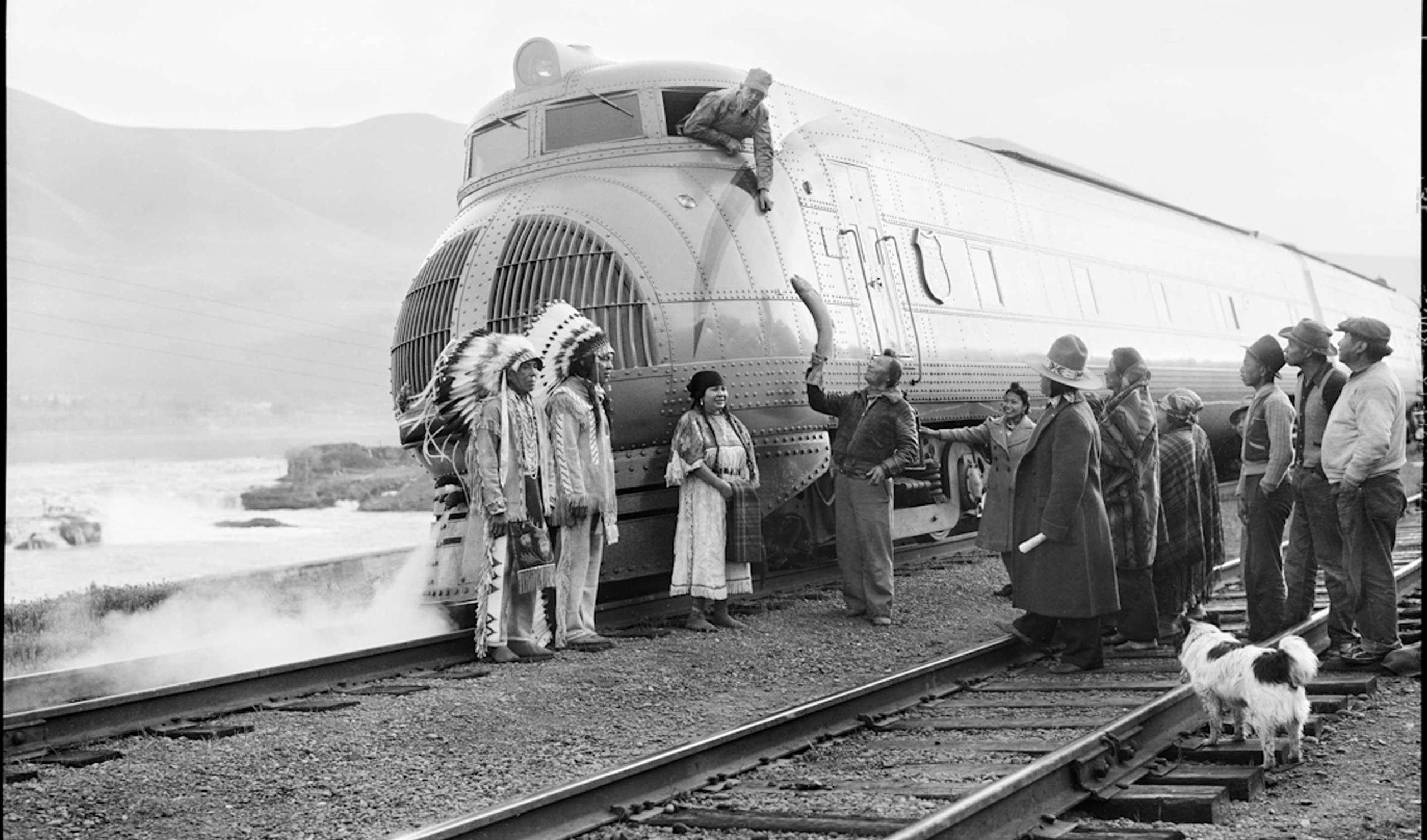 Индейцы дарят церемониального лосося машинисту поезда, Орегон, США, 1940 год.