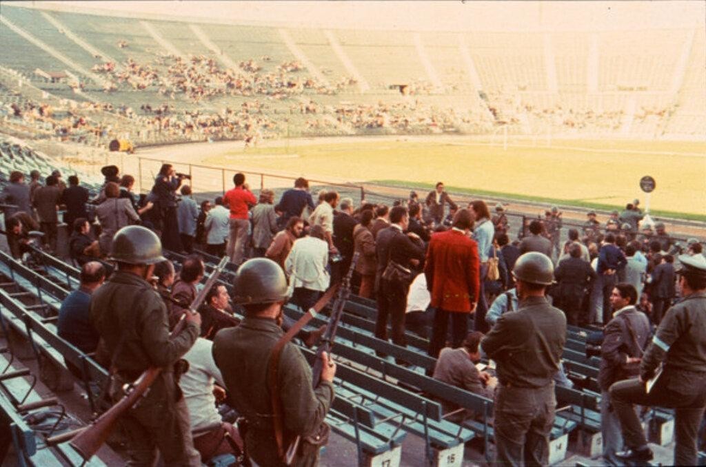 Концлагерь на стадионе "Насиональ де Чили" в первые дни, Сантьяго, 1973 год.