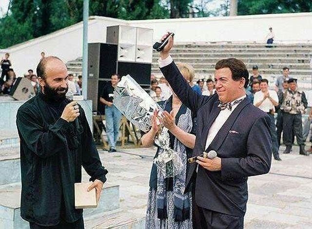 Шамиль Басаев вручает именной пистолет ПМ Иосифу Кобзону «За поддержку Чеченской Республики Ичкерия», 1997 год. Держи друзей близко, а врагов еще ближе...