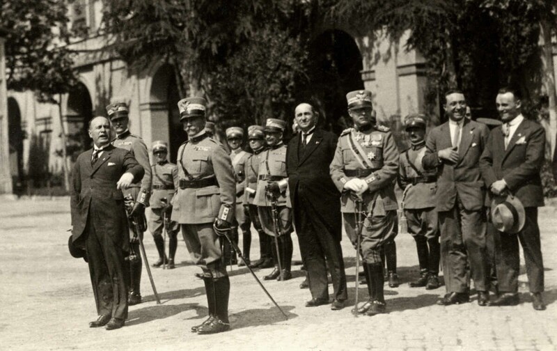 Муссолини с офицерами в 1926 году на площади в Риме