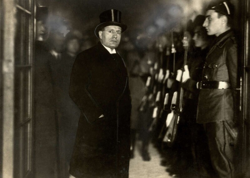 Бенито Муссолини в 1928 году после ночного совещания фашистского Большого совета в Риме