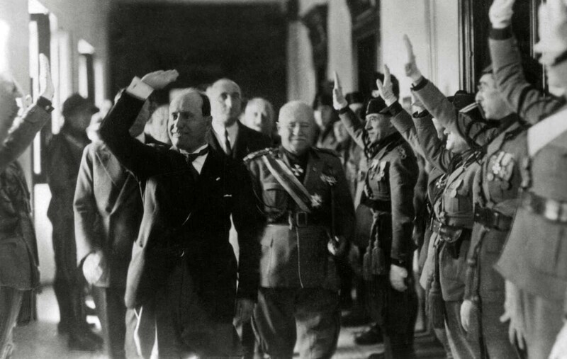 Бенито Муссолини со своим окружением и генералитетом празднуют 5-летие фашистского режима. 1927