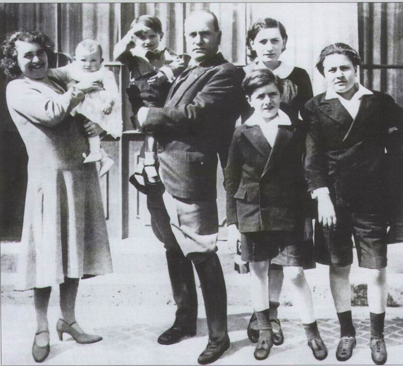 Муссолини с семьей