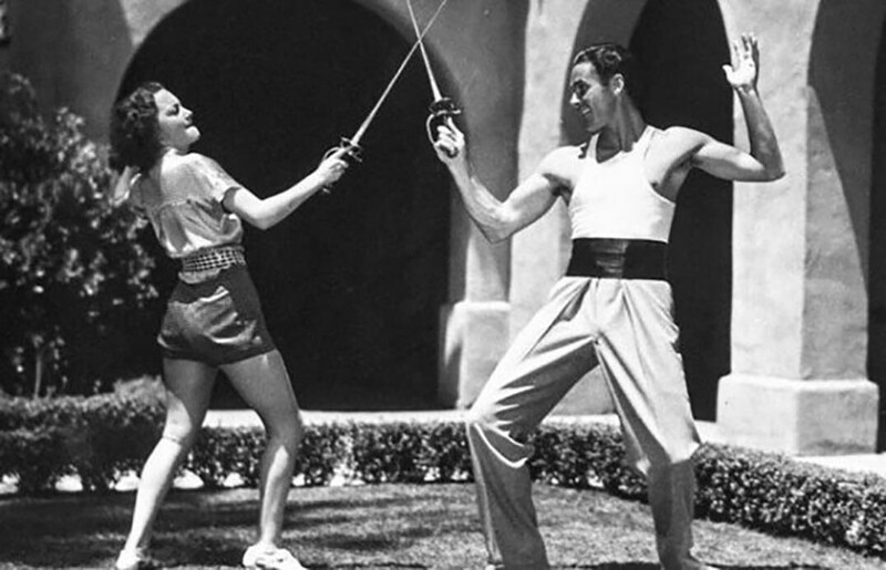 Оливия Де Хэвилленд и Эррол Флинн на съемках "Одиссея капитана Блада", 1935 год, США