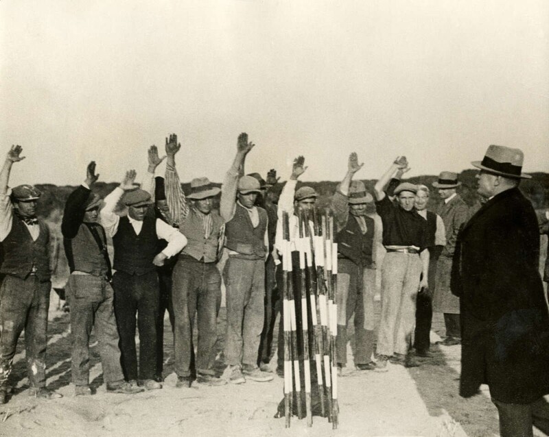 Бенито Муссолини в 1931 году посетил рабочих, занятых на пляже в районе Остии