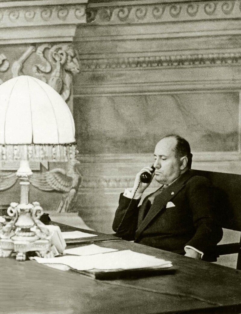 Бенито Муссолини за столом в Палаццо Венеция 1931