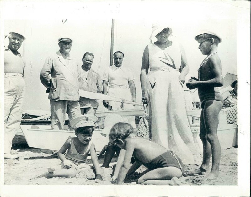 Дети Муссолини и Дольфуса на пляже в Римини. 1934