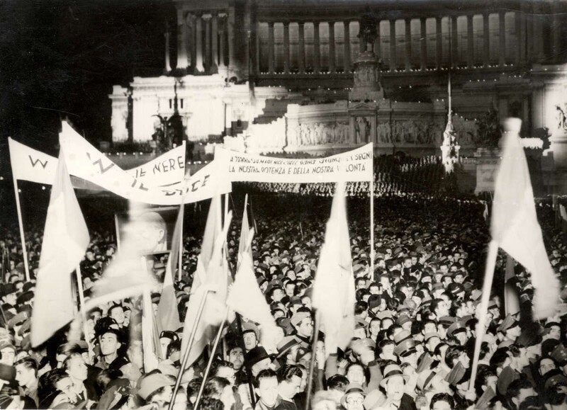 Толпа на площади Венеции в Риме празднует падение Аддис-Абебы и аннексию Абиссинии. 1936