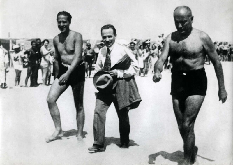 Бенито Муссолини в купальном костюме на пляже итальянского курорта Римини в 1933 году. С ним Энгельберт Дольфус и граф Галеаццо Чиано