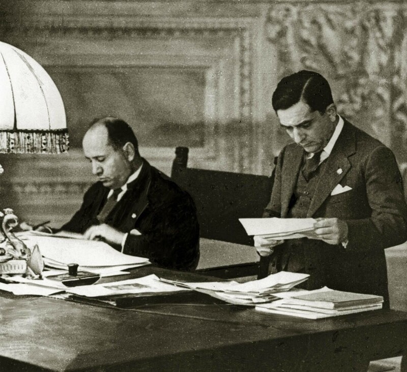 Бенито Муссолини и его личный секретарь в своем кабинете в Риме