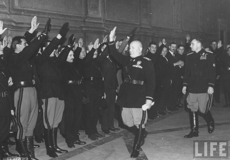 Муссолини приветствует делегацию Южного Тироля, желающего присоединиться к Итальянскому королевству. 1935