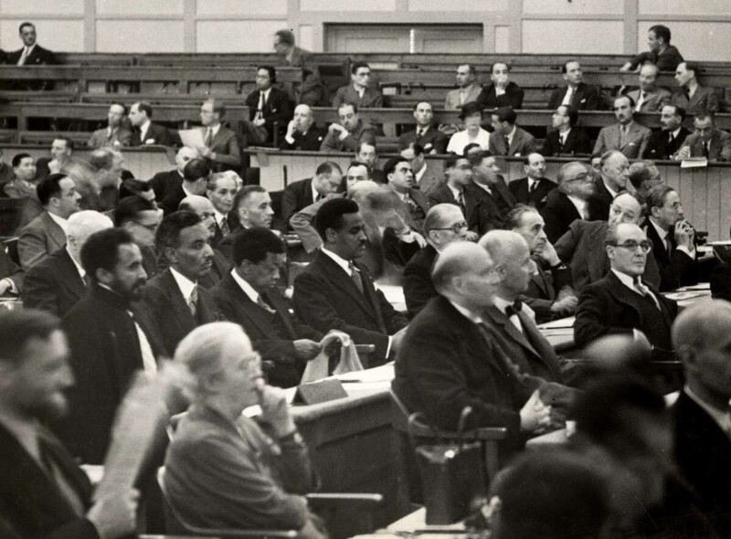 На заседании Лиги Наций в Женеве, Швейцария. Негус Абиссинии Хайле Селассие (слева в черной куртке) и члены его семьи. 1936 года