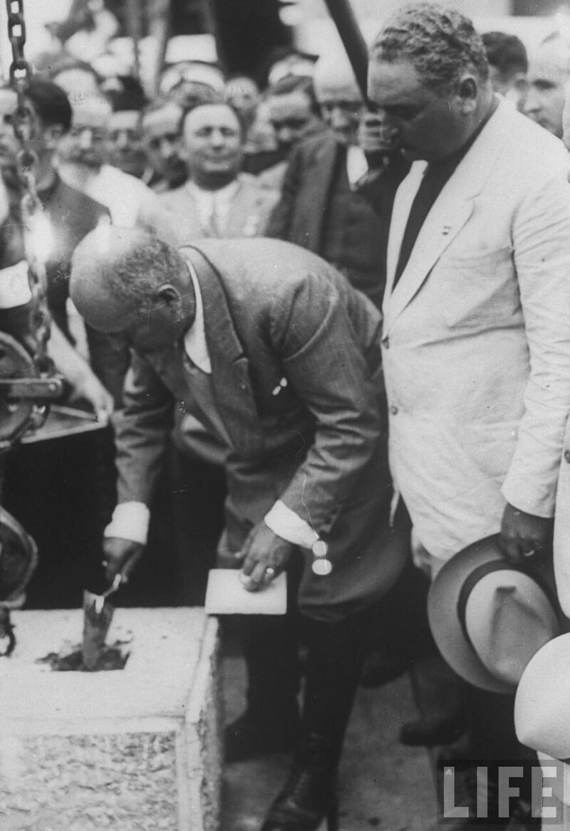 Бенито Муссолини использует шпатель, чтобы заложить краеугольный камень нового города на мелиорированных Понтийских болотах