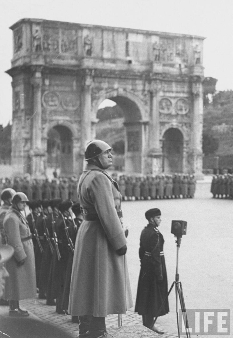 Бенито Муссолини проводит смотр войск возле Арки Константина в Риме. 1937