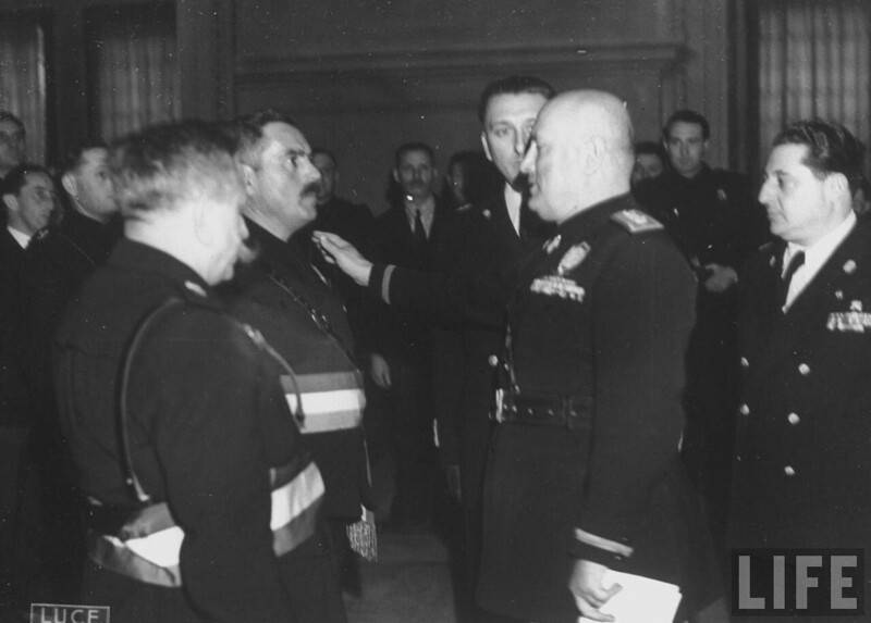 Муссолини подбадривает мэра Южного Тироля. 1935