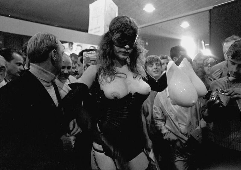 21 августа 1970 года. Западная Германия. Первая в истории Оффенбаха секс-ярмарка. Секс-модель из Мюнхена представляет для продажи свои восковые груди.