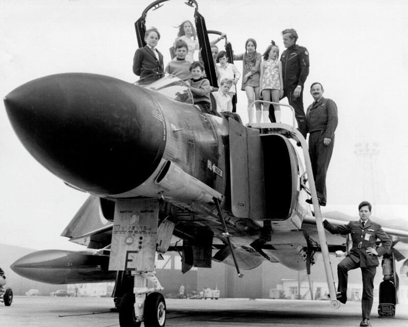 Август 1970 года. Дети летчиков британской 43-й эскадрильи «Боевые петухи» на «фантоме».