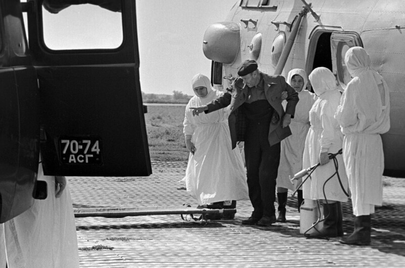 Август 1970 года. Астраханская область. Эвакуация больного холерой в инфекционную больницу в Астрахани.