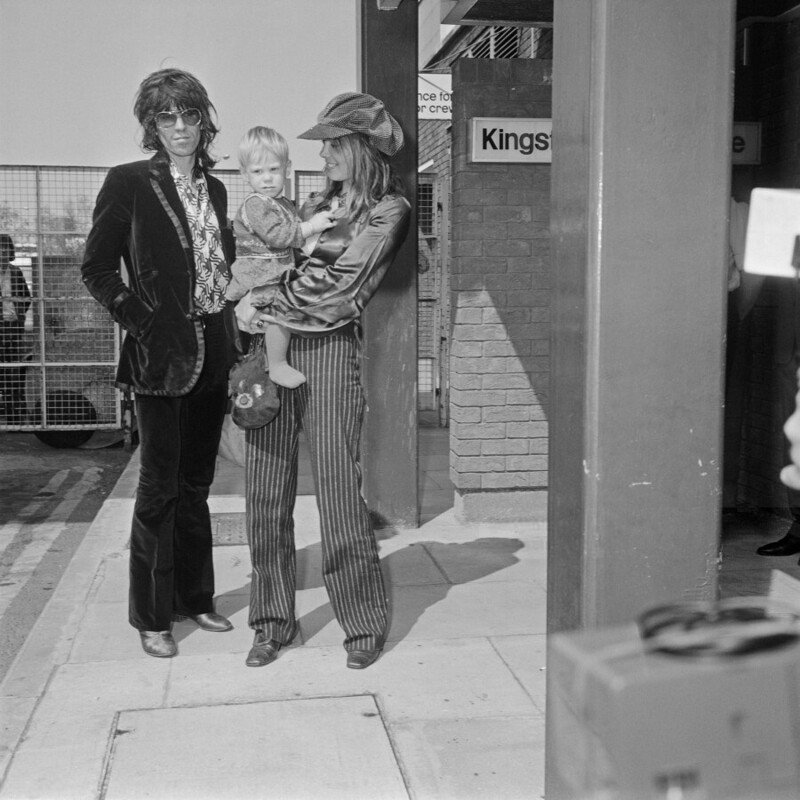 29 августа 1970 года. Лондон, аэропорт Хитроу. Кит Ричардс, Анита Палленберг, их сын Марлон перед вылетом в Швецию.