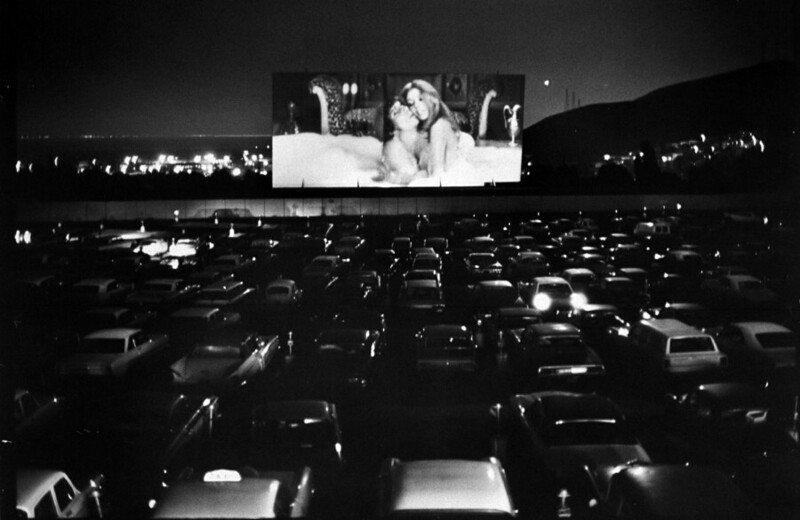 Август 1970 года. Автокинотеатр в Сан-Франциско. Фильм «Долина Кукол». Фото Arthur Schatz.