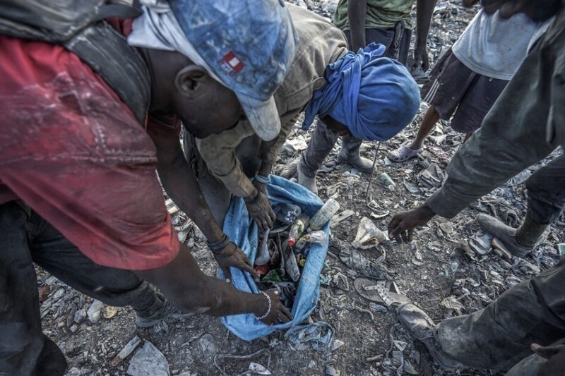 Переработчики мусора на свалке Порт-о-Пренса