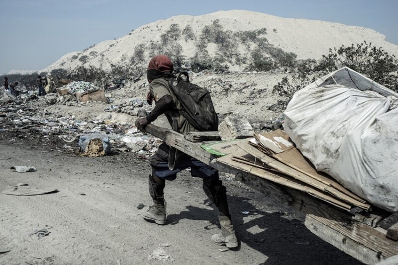 Переработчики мусора на свалке Порт-о-Пренса