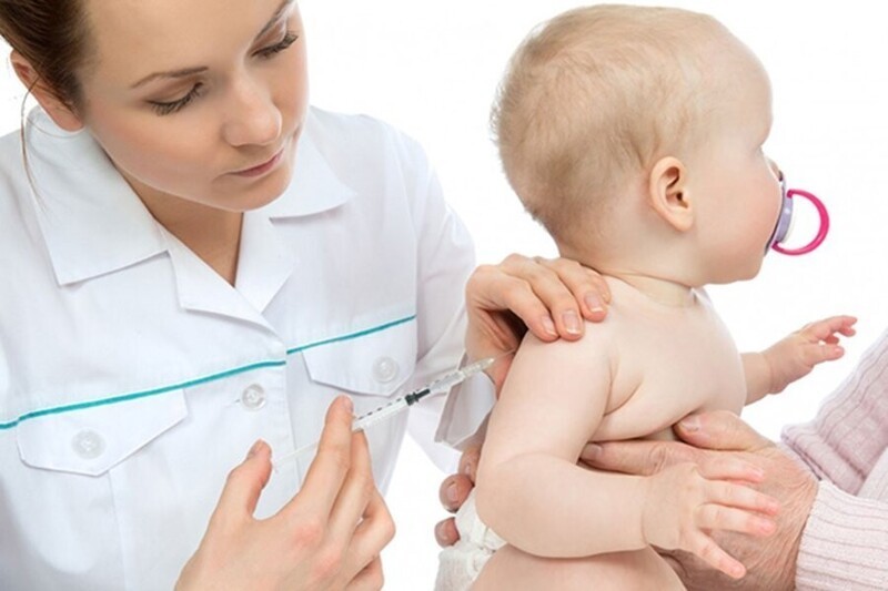 Фото как делают прививки детям thumbnail