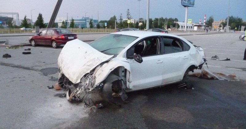 Авария дня. Автомобиль такси вылетел на парковку аэропорта в Екатеринбурге