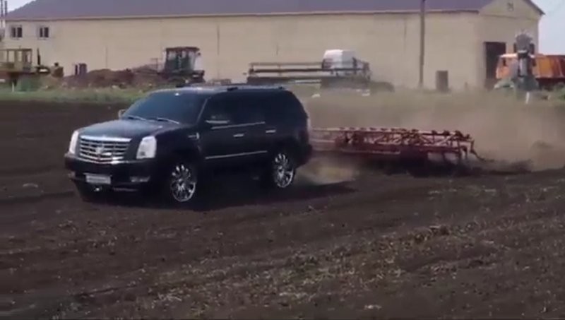 Трактор сломался: российский фермер вспахал поле на "Кадиллаке"