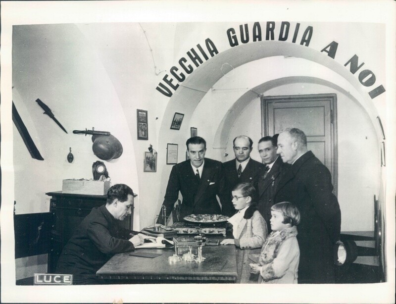 Анна-Мария и Романо Муссолини в кабинете отца