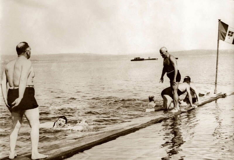 Бенито Муссолини организует в 1937 году в Палермо соревнования по плаванию в которых участвует несколько министров из его кабинета