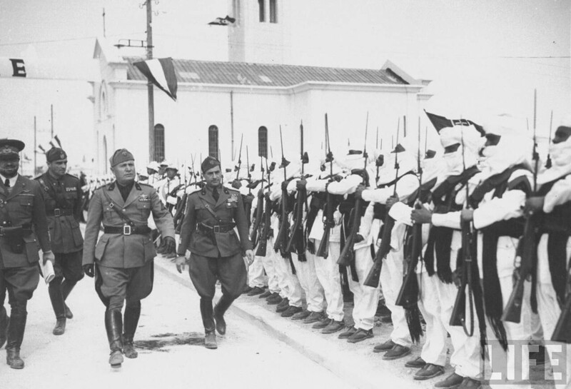 Бенито Муссолини вместе с генералом Бальбоа инспектирует войска в Ливии во время своего визита.