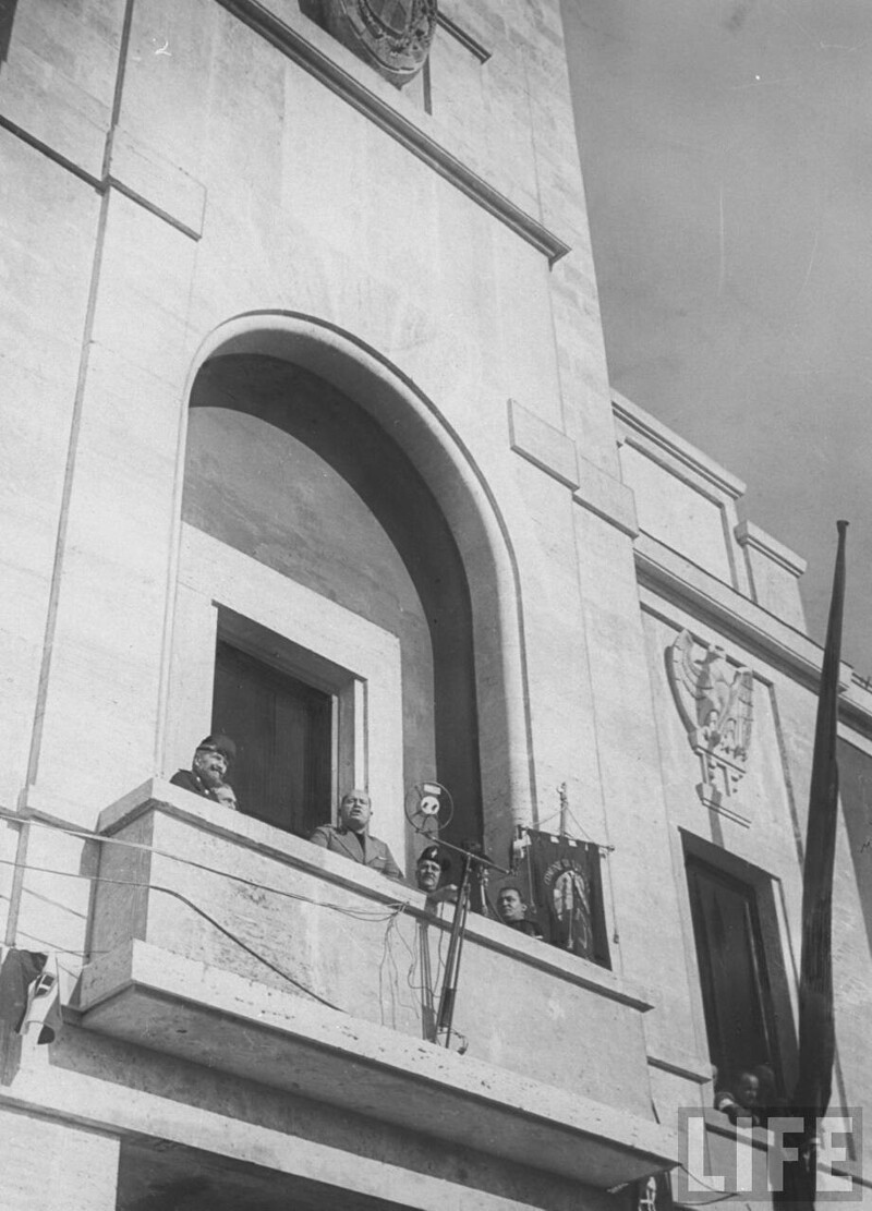Бенито Муссолини выступает с балкона мэрии.Литтория