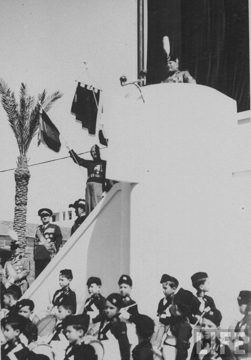 Бенито Муссолини выступает с балкона во время визита в Триполи, Ливия.