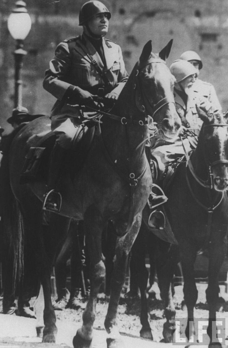 Бенито Муссолини на коне в военной форме. 1935
