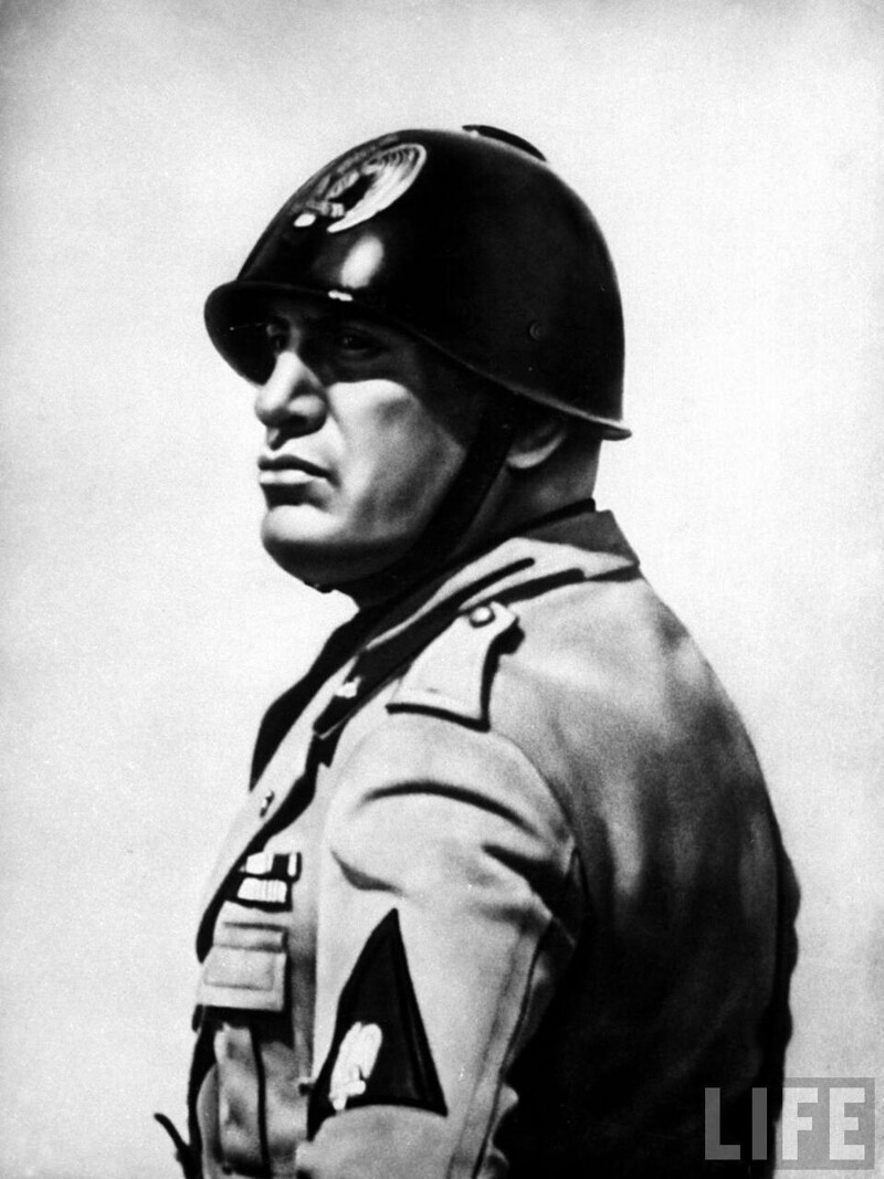Бенито Муссолини в шлеме командующего фашистской милицией.1935