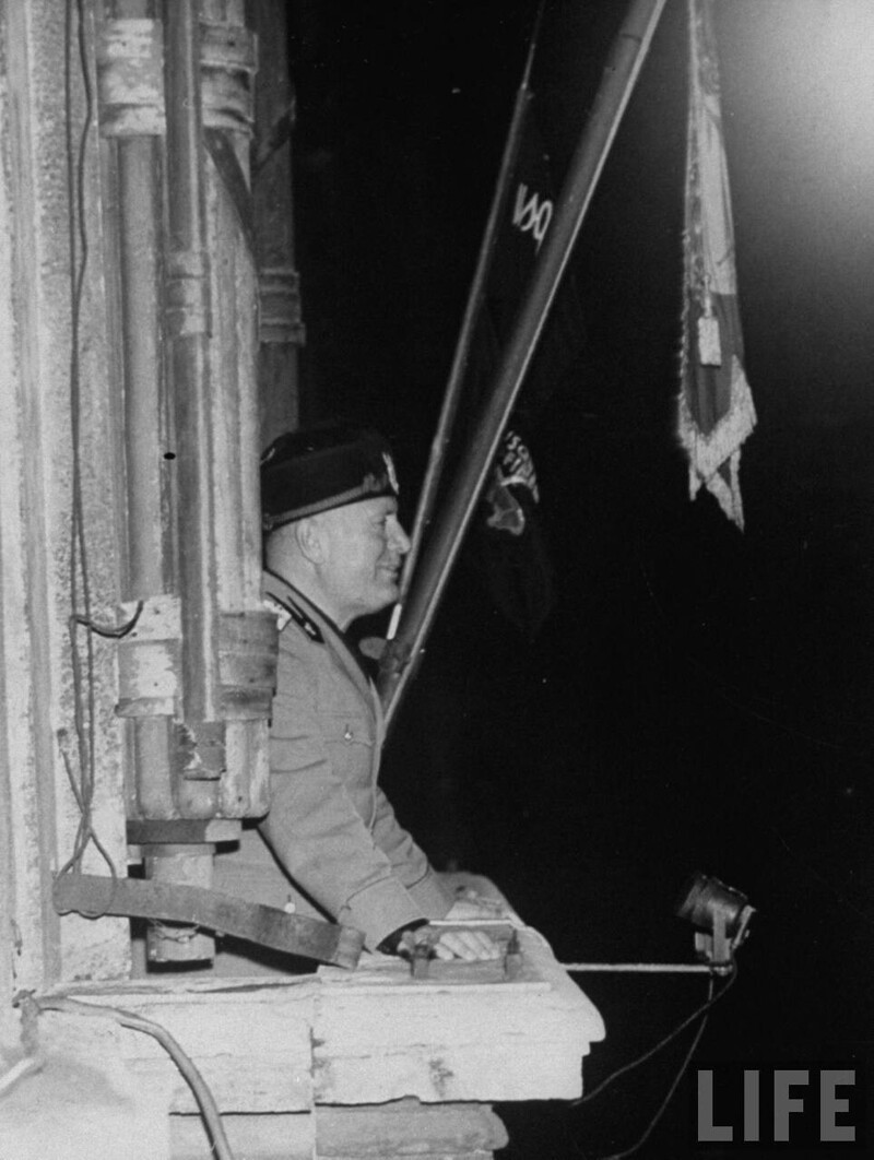 Муссолини, стоя на балконе Палаццо Венеция, объявляет о выходе Италии из Лиги Наций. 11 декабря 1937
