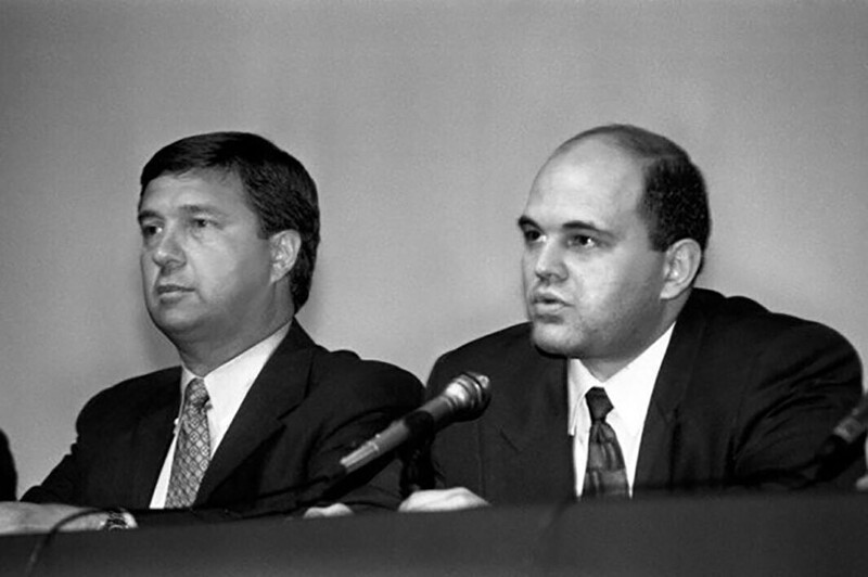 Вице-президент персональных программных продуктов IBM Джон Сойринг (слева) и глава правления Международного компьютерного клуба Михаил Мишустин на 7-м Международном компьютерном форуме. 1996 год