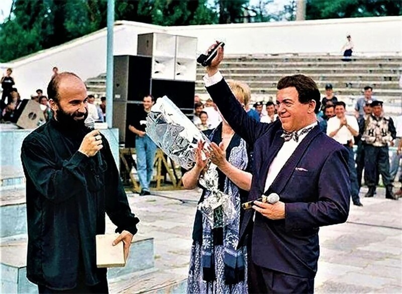 Иосиф Кобзон получает от Шамиля Басаева в подарок именной пистолет, Чечня 1997 год.