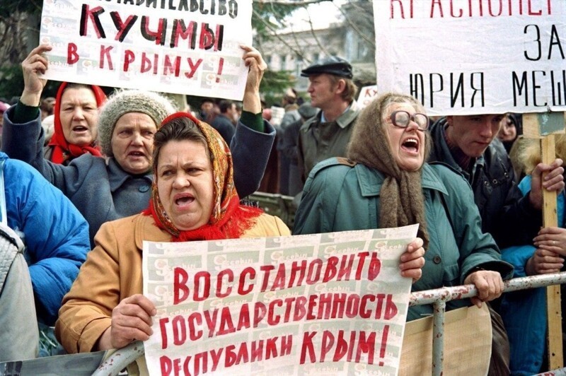 Крымчане держат плакаты и кричат перед крымским парламентом в Симферополе в знак протеста против решения крымского парламента об отставке президента республики, 1995 год.