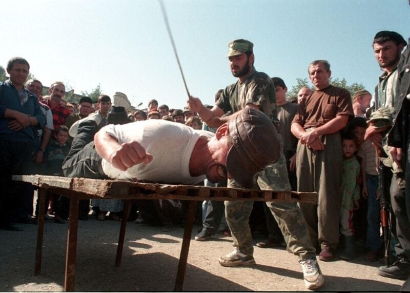 Чечня, Грозный, наказание шариатского суда. Фото Владимира Веленгурина, 1997 год.