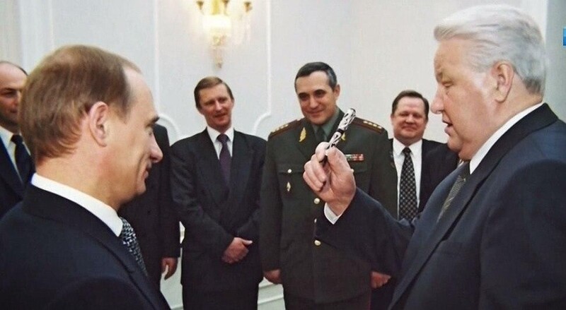 Ельцин дарит Путину ручку, которой был подписан его указ об отставке. 1999 год.