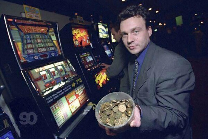 Мужчина скромно демонстрирует последствия фантастической удачи, выигрыш в игровом автомате, Москва 2002 год