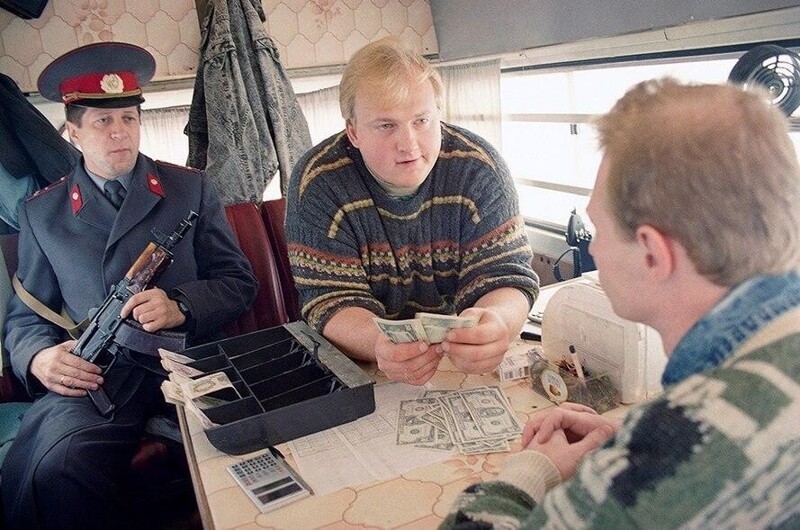 В советские времена курс доллара к рублю устанавливался государством, он был крайне невыгодным, частные лица не могли совершать операции с валютой. Это ограничение было снято в июле 1992 года.
