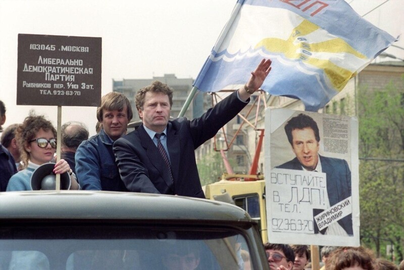 Владимир Жириновский, лидер Либерально-демократической партии России, выступает на митинге в поддержку членов ГКЧП возле СИЗО «Матросская тишина». 8 мая 1992 года.