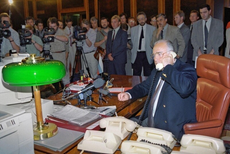 Председатель Правительства РФ Виктор Черномырдин ведет телефонные переговоры с Шамилем Басаевым, 1995 год.