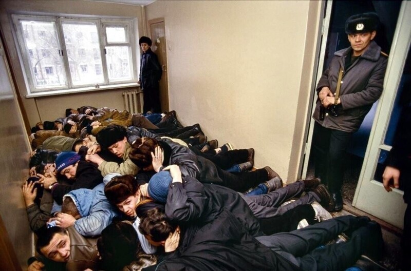 Задержанные бандиты из группировки Уралмаш лежат вповалку перед допросом, 1992 год.
